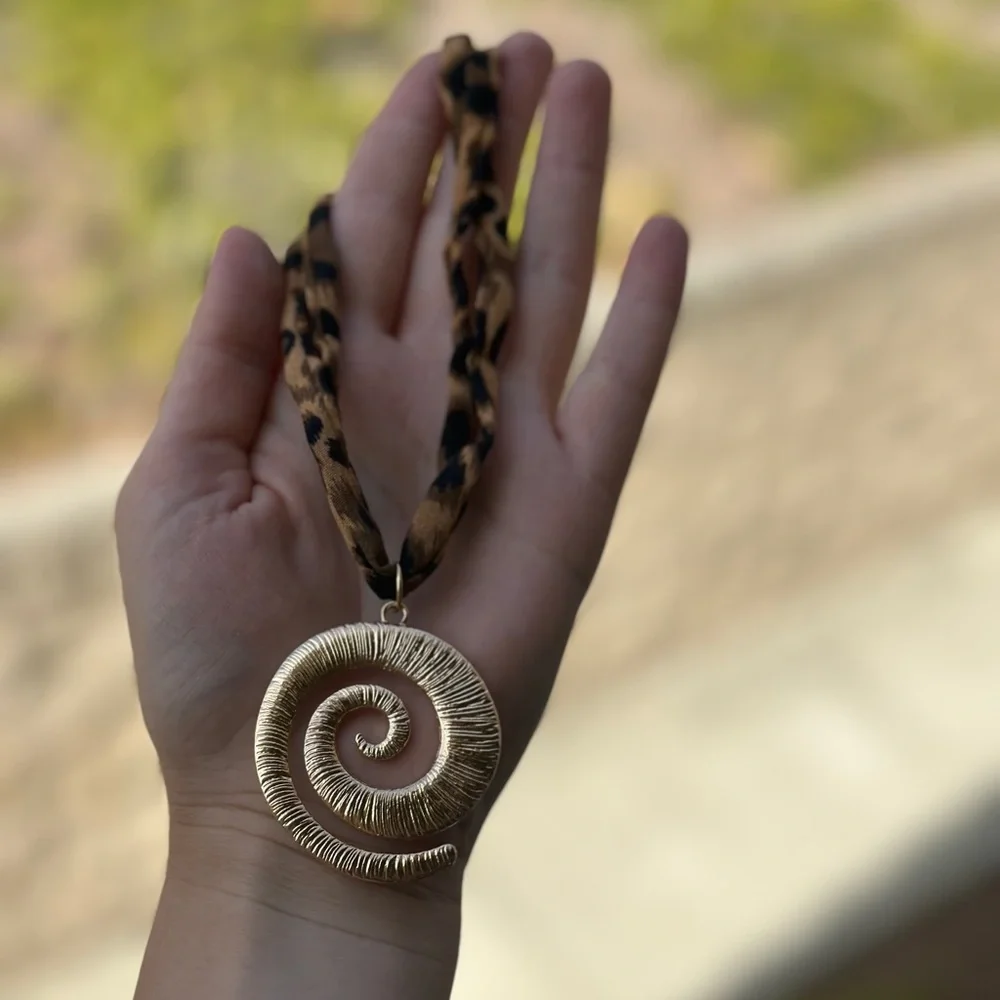 Leopard print scarf Gold Spiral Pendant Necklace - Picture 4 of 4